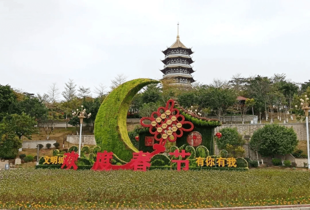 春临宅地(集美新城诚毅大街)作品寓意"天涯咫尺,望月怀远;节在眼前,春