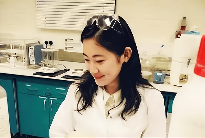 后来何碧玉还加入了美国的国籍,她并不愿意回来,其实不止是她,中国每