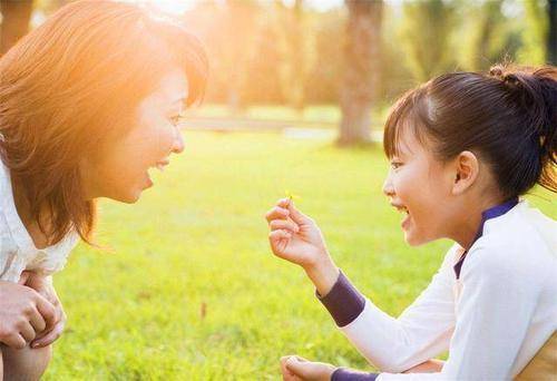 抚养孩子不仅仅是给他们挣很多钱把孩子留在老家你后悔了吗