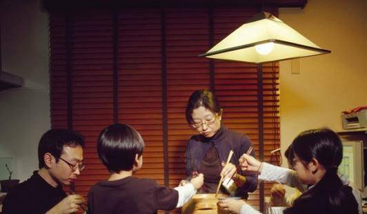 日剧都是骗人的，这才是真实的日本平民生活，白发老人仍需辛苦找工作