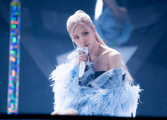 朴彩英穿玫红抹胸裙是认真的这种死亡流行色黄皮肤根本不敢穿