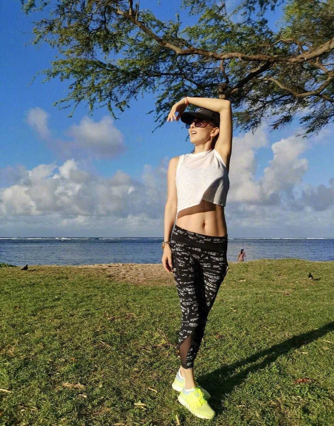 牛莉身材真饱满,穿一袭白色连衣裙出席活动凹凸有致,高贵优雅!