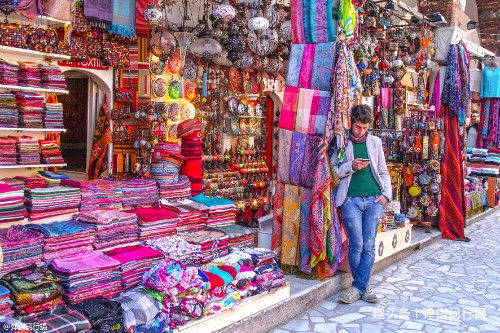 土耳其最大的集市，内有65条街4400家商铺，宛如一座“商品迷宫”