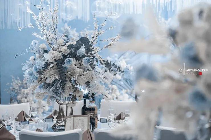 多层次立体效果的雾霾蓝色系婚礼,营造出非凡的仪式感