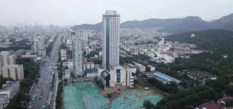 3月10日下午,在位于经十路与历山路交叉口的西南角,南邻千佛山的经十