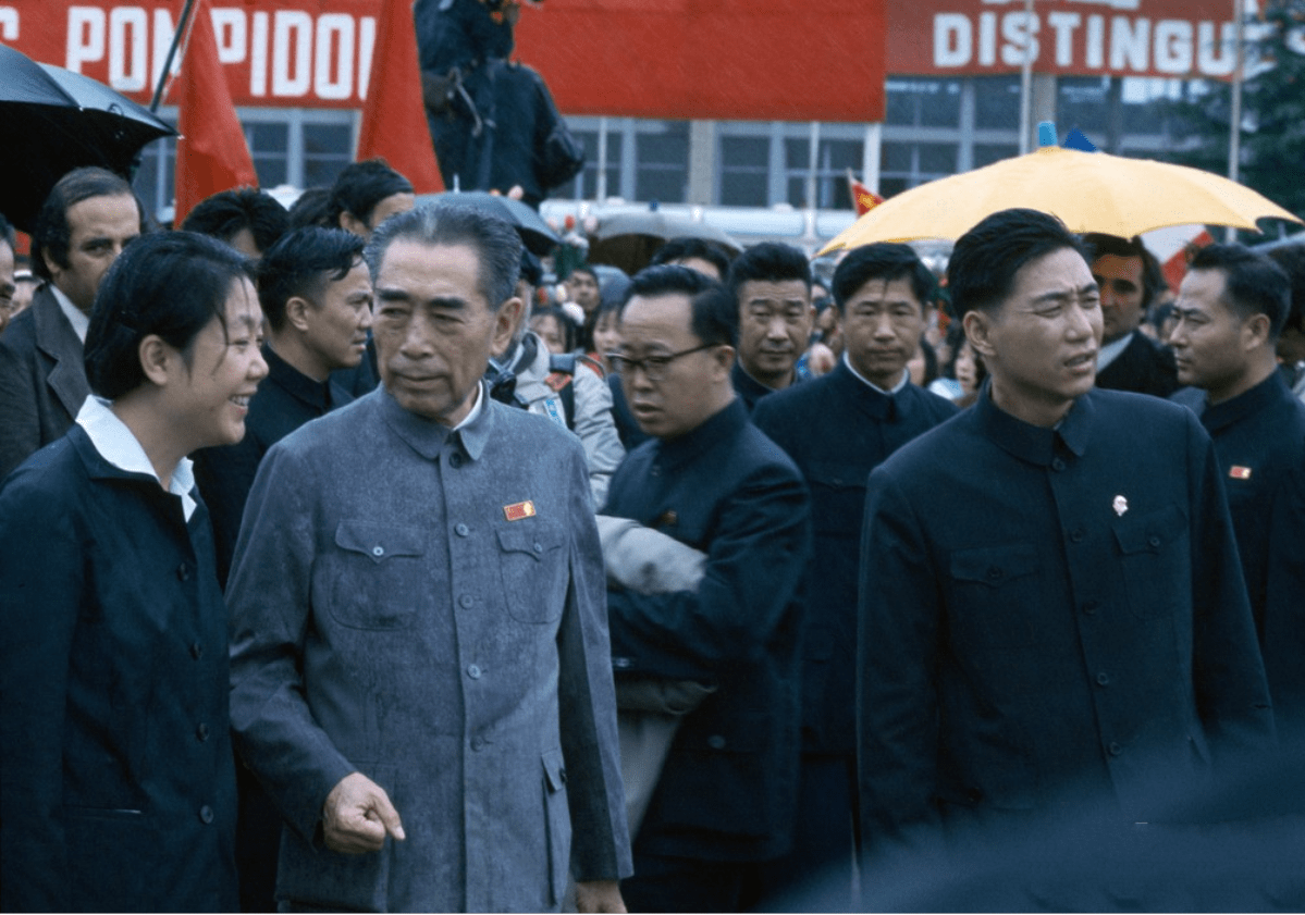 原创周总理冒雨送别法国总统他说群众没打伞我怎么能打伞呢