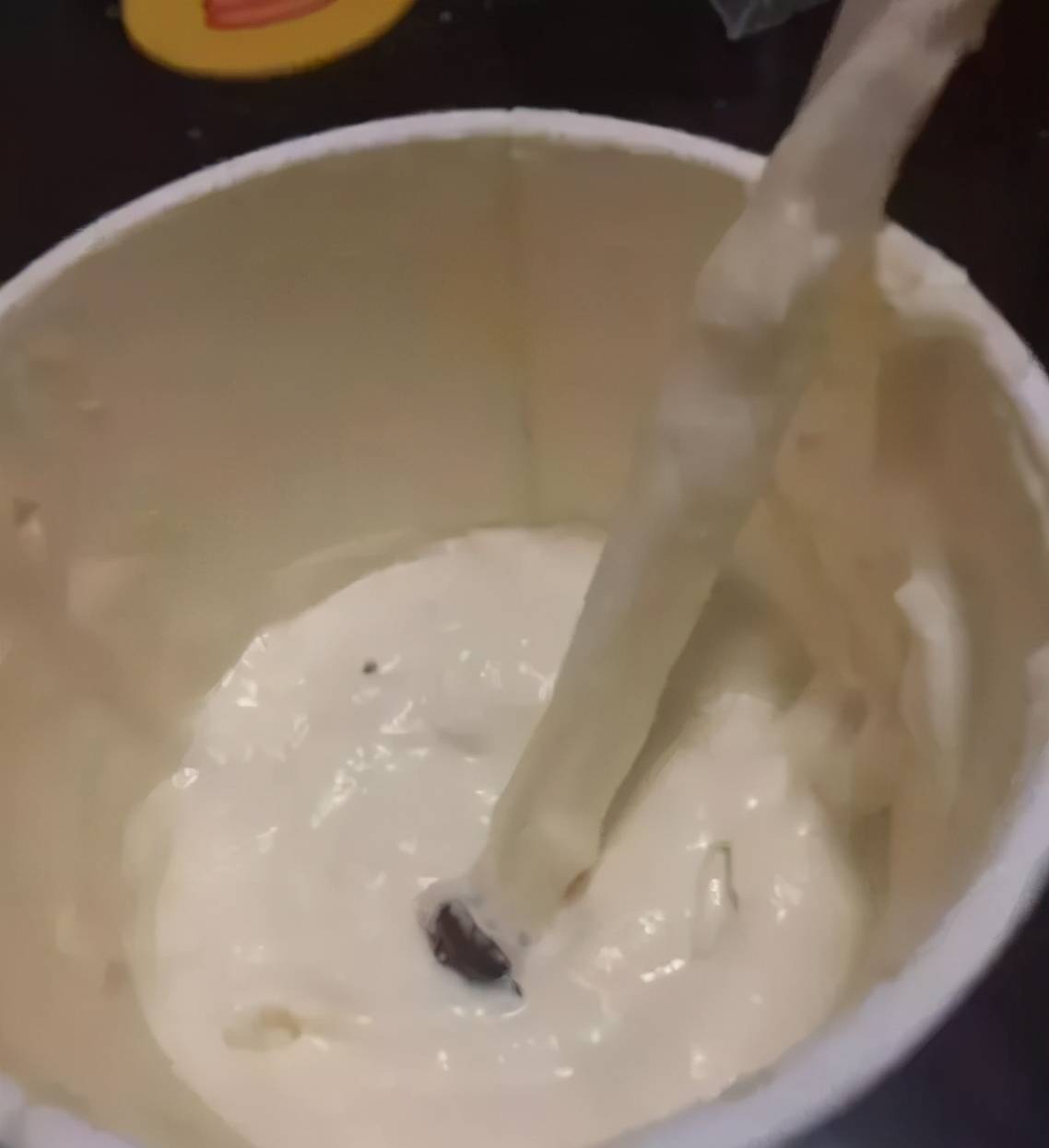 喝一点点奶茶喝出一厘米长的黑色虫子