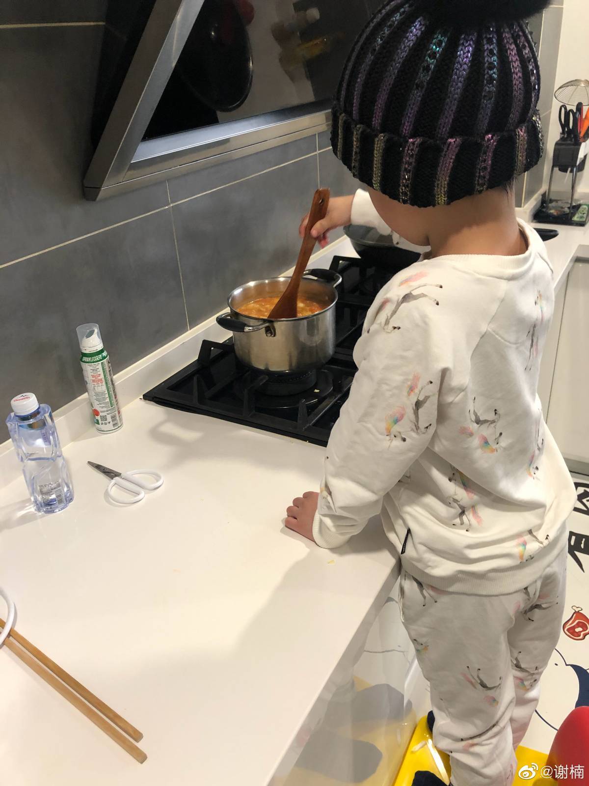 孩子做饭照片图片