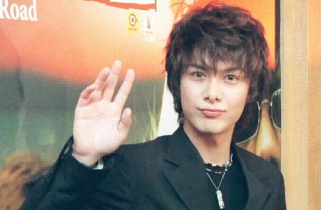 他曾被封为 世纪末的美少年 今44岁的他发文透露近况 柏原崇