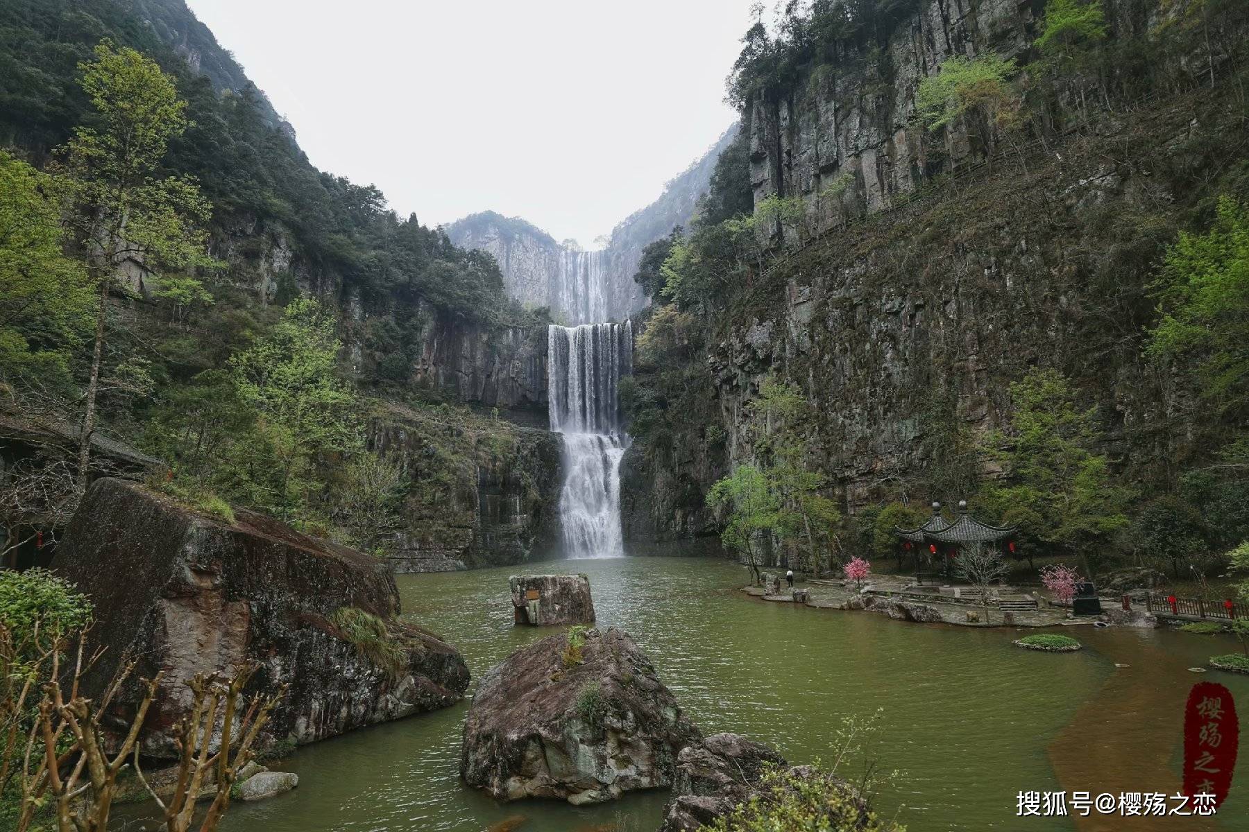 浙江唯一以名人谥号为名的县，由三县析置而成，拥有中华第一高瀑