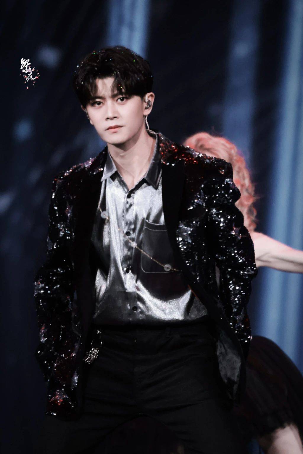 任嘉伦壁纸一年有四季天气有多变唯一不变的是爱你的心