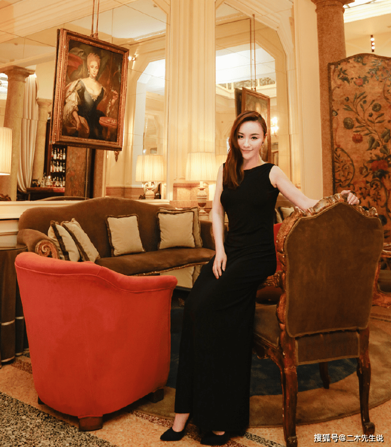 原创沈腾姐姐沈娜,47岁仍宛若少女,还是知名女高音