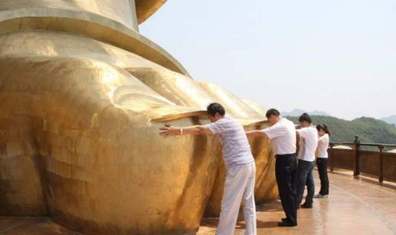 世界上最高的佛像：耗资12亿元，用216斤黄金打造而成，就在我国