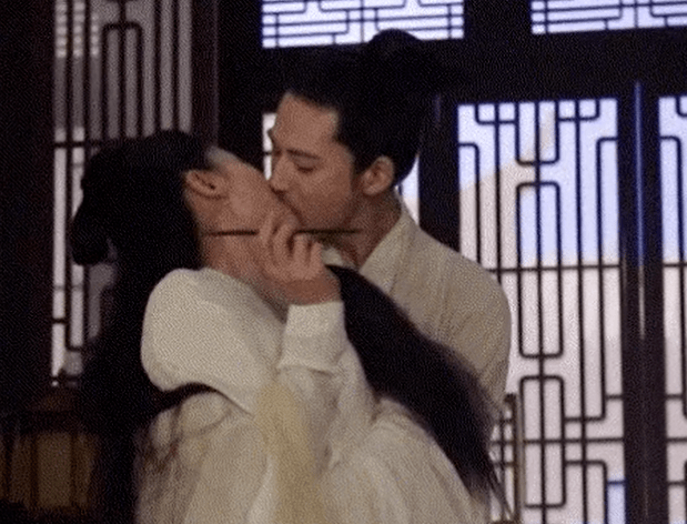 42岁刘涛与小3岁男星上演激烈吻戏!曾被老公嫌弃:拍吻戏不投入_周渝民