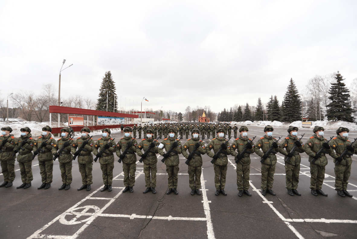 俄罗斯军人在莫斯科克里姆林宫,为胜利日红场大阅兵进行训练!