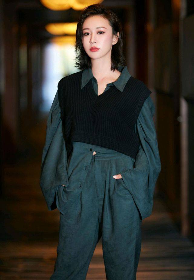 杨雨婷的服装穿搭真好看衬衫叠穿针织衫有种洒脱不羁的感觉