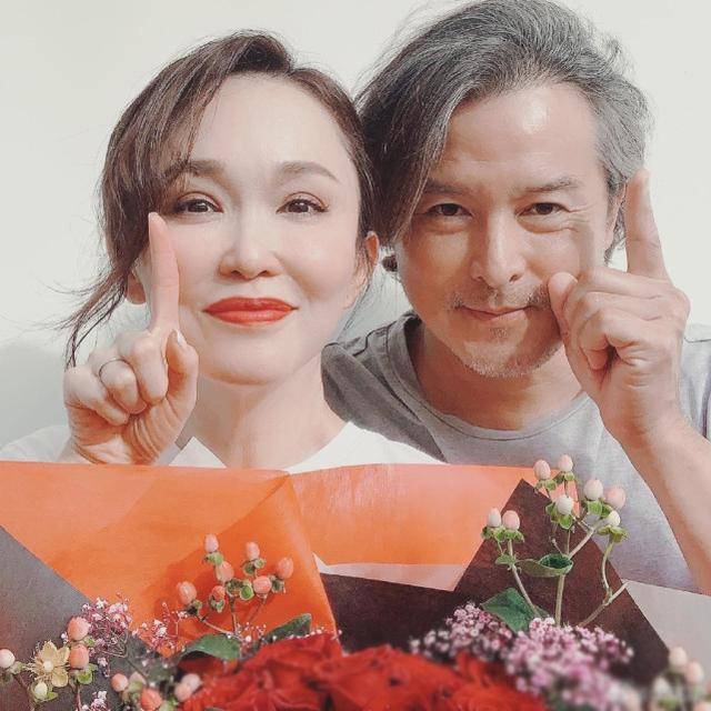 原创李铭顺跟妻子小龙女在水中热吻面前的儿子吃醋故意打扰幸福甜蜜的