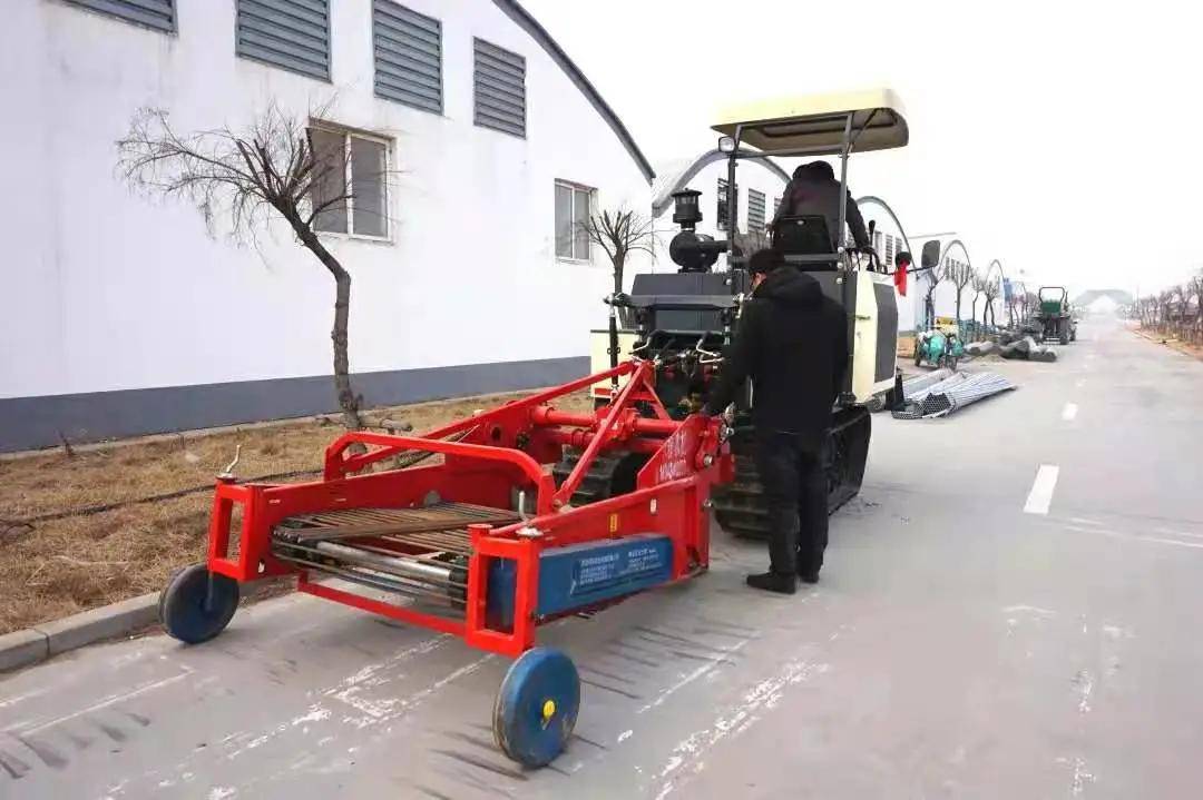 滩涂采收神器——新型机械化采贝机据了解,蛤蜊岗地处辽东湾顶部,大