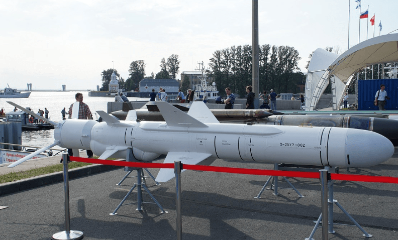 天王星"反舰导弹系统由x-35反舰导弹,导弹储运发射箱,发射架,舰载自动