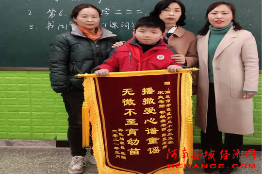 "3月19日下午,商丘市示范区和风小学三年级五班韩依灿的家长满怀感恩
