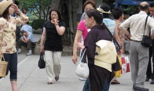 中国与日本最大的差别是什么？看到街上的老人，很多人懂了！