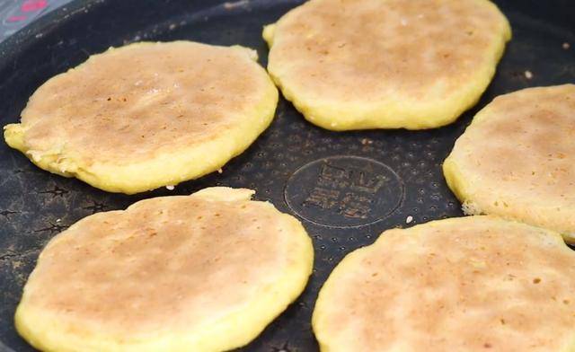 8,非常简单还吃得黄豆饼就做好了,香甜松软,营养健康,怎么吃都胖.