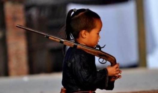 中国唯一“合法持枪”的地方，村民出门随身带枪，还用镰刀剃头发