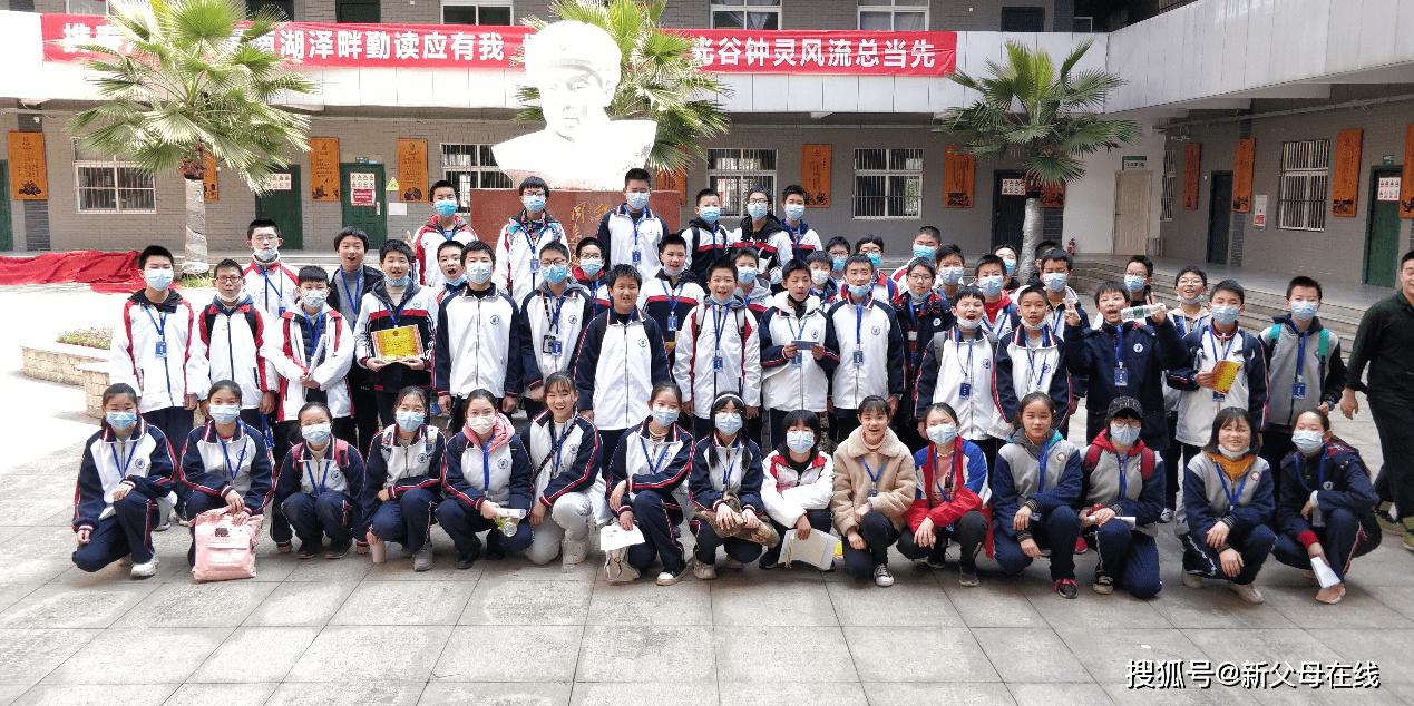 熊正睿,左二703谭锦程,左三704吴明泽,右二703周向宇,右一704翟锦宛)
