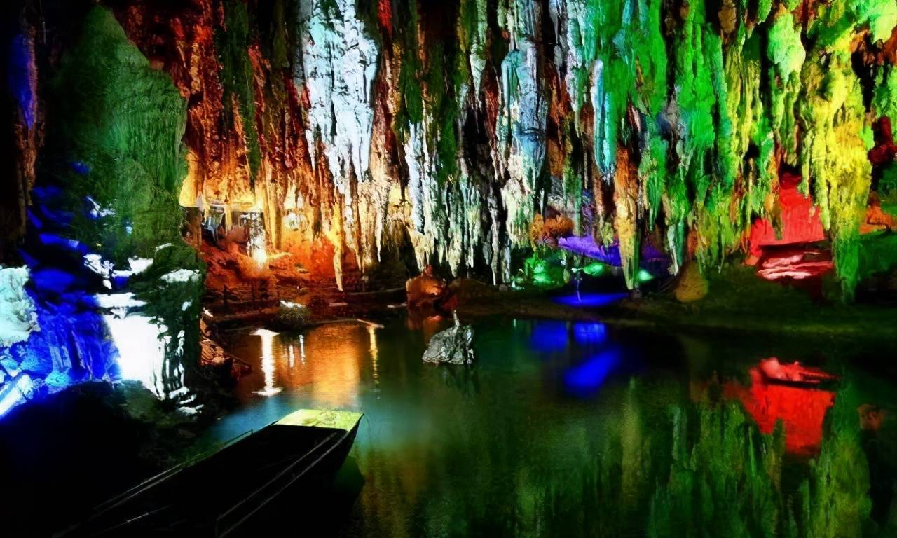 马山金伦洞一个宛如人间仙境洞穴的景色