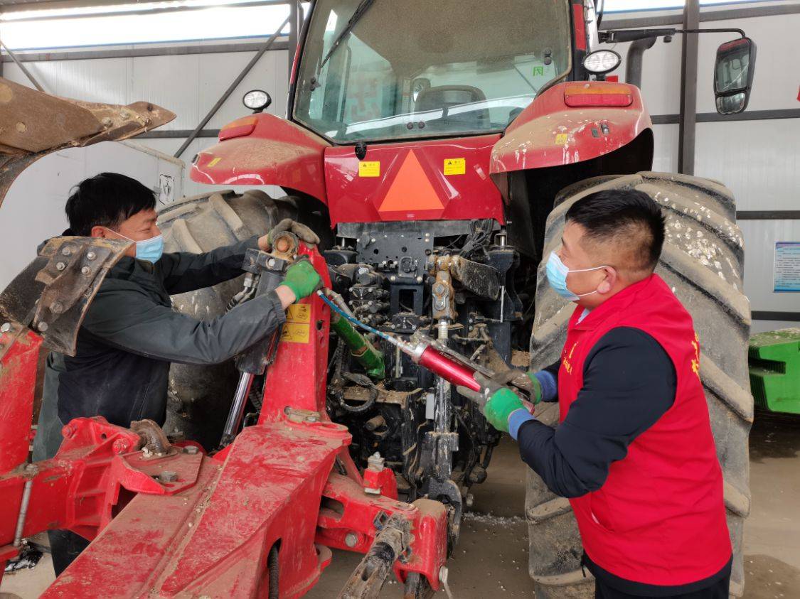 查和特乡查干屯格社区"访惠聚"志愿服务队对农机具状况进行全面检查