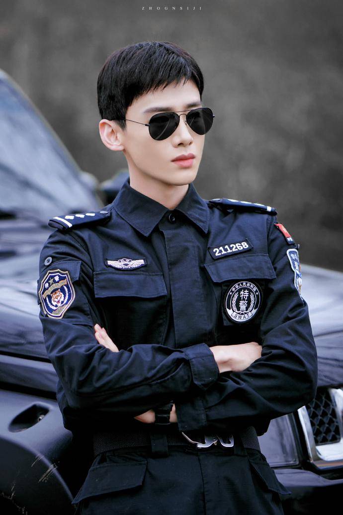 白敬亭童年照曝光,穿裙子这张最亮眼_手机搜狐网