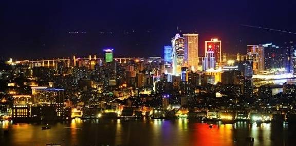 中国夜景最繁华的城市，不是上海也不是香港，而是低调却撩人的它