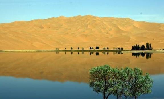 中国最与众不同的沙漠，有140多个湖泊，里面的寺庙香火不断