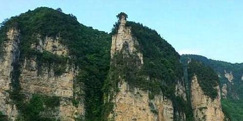 中国奇峰上有一栋别墅，这么高的地方，怎么弄上去的？
