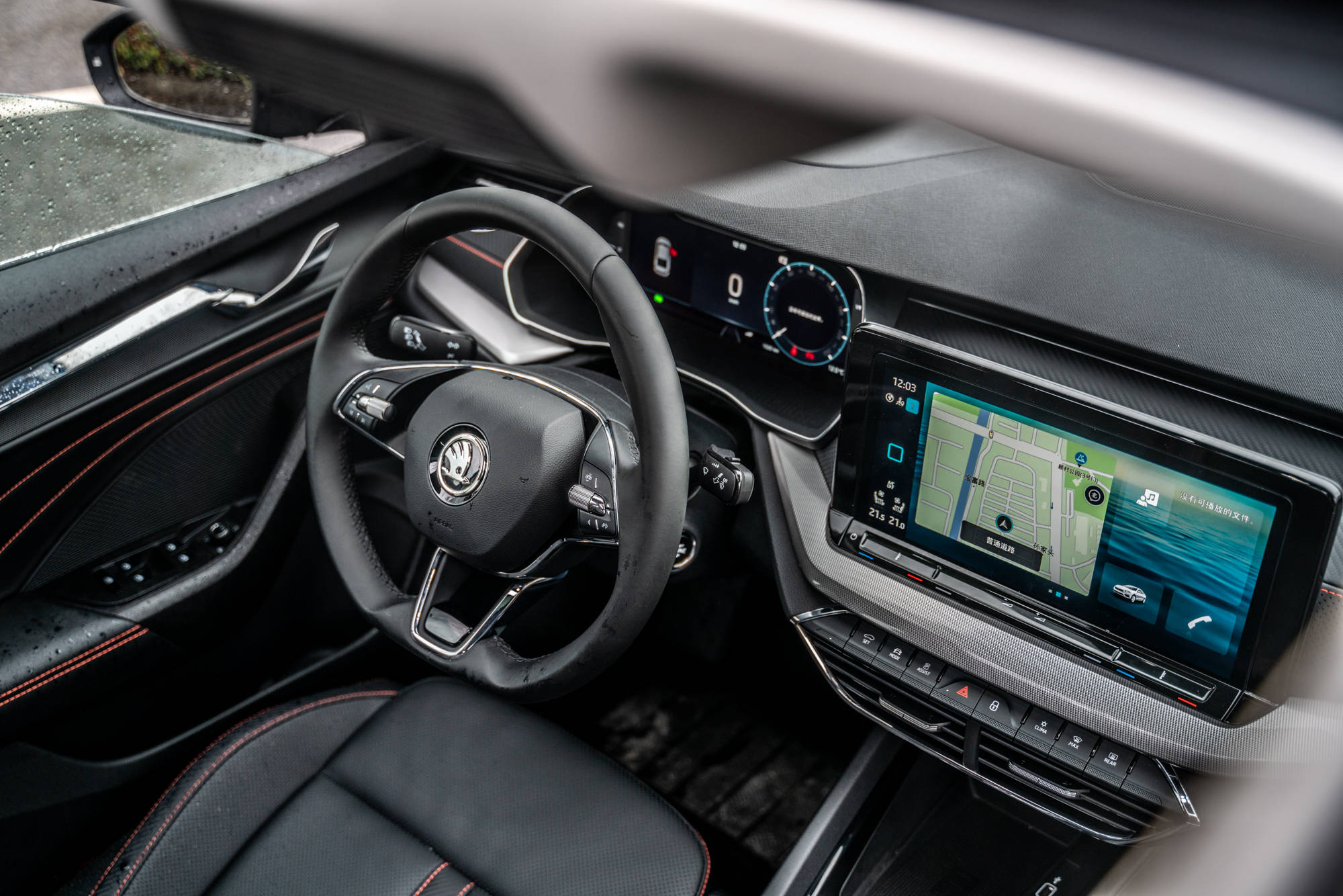 明锐pro的内饰并没有太多复杂化的东西,整体设计和外形一样线条犀利