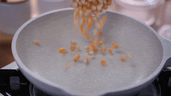 玉米变爆米花动图图片