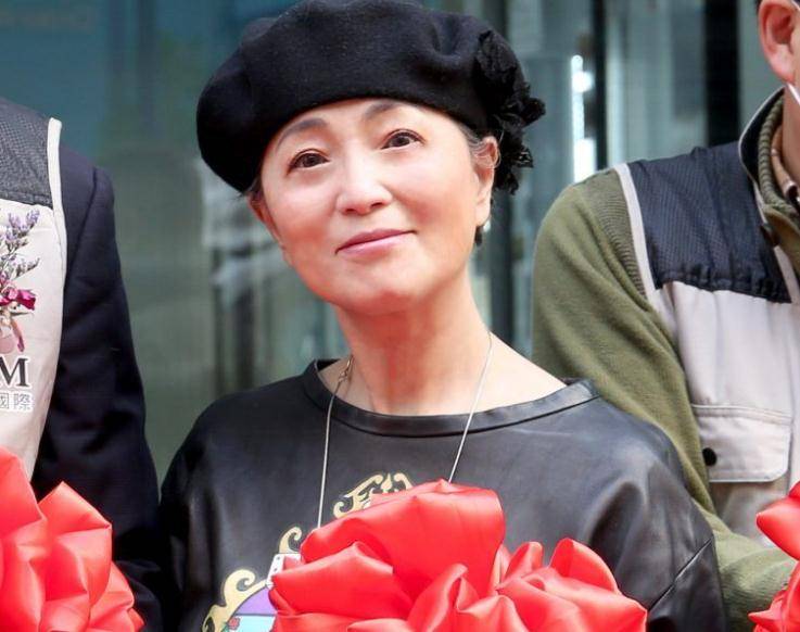 苑琼丹神秘富豪老公近照曝光，一头长白发显苍老，拥有近2亿物业_黄乃扬
