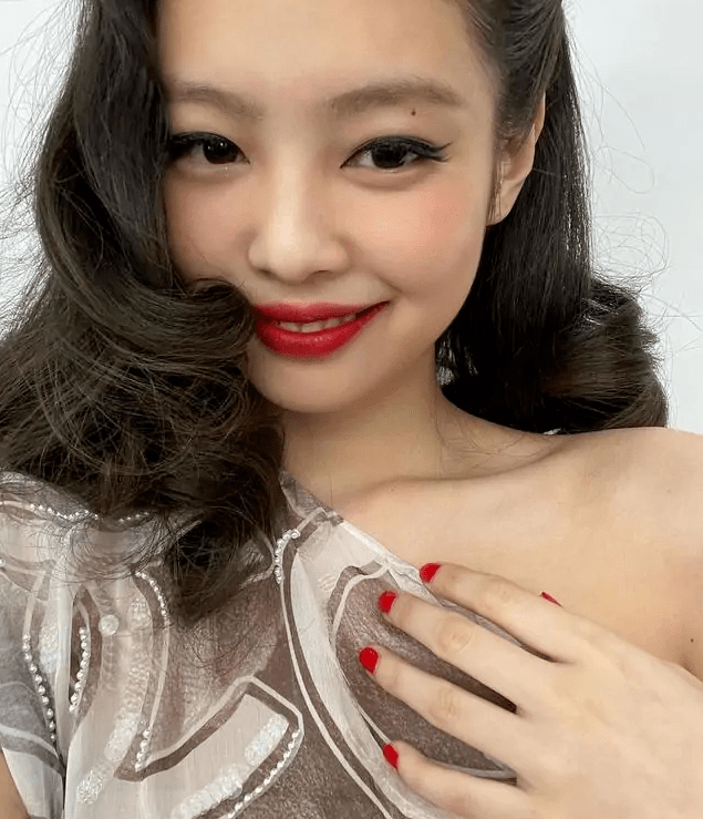 金智妮写真生图照,烟熏妆短卷发老10岁,皮肤黝黑还暴露发际线_jennie