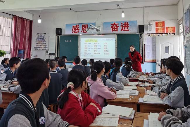 合江县教育和体育局局长李淋春到白鹿镇中学调研