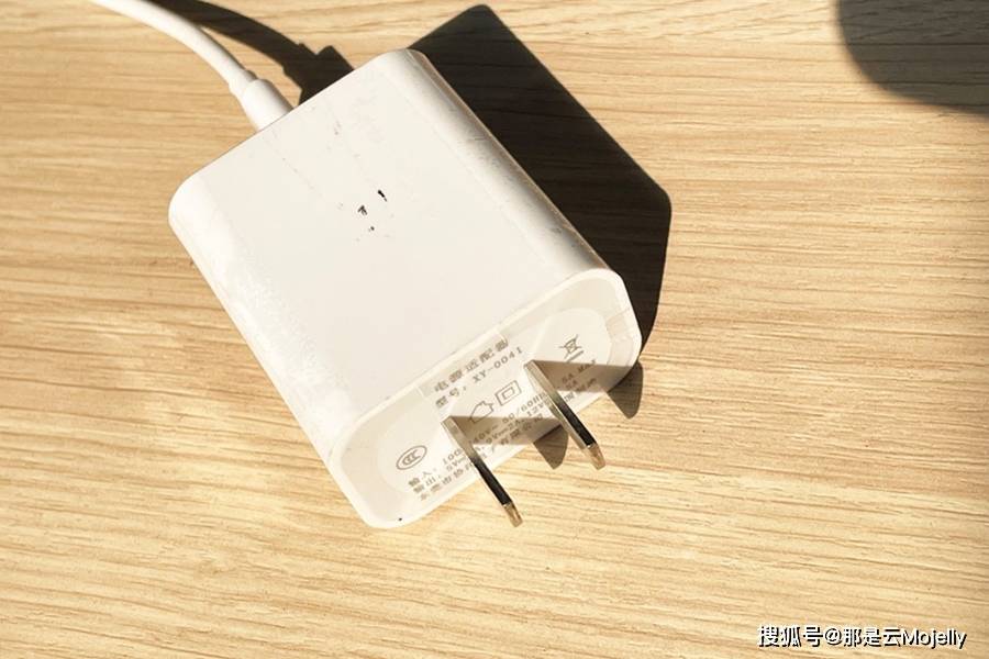 即貼即充便攜小巧磁吸雙向無線充電寶