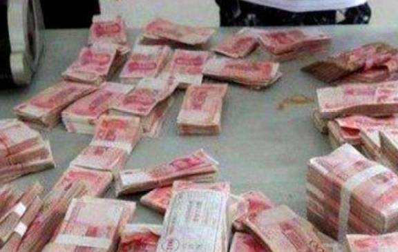 中国游客不明白，为何越南街上摆放成堆人民币？网友：不怕被抢吗