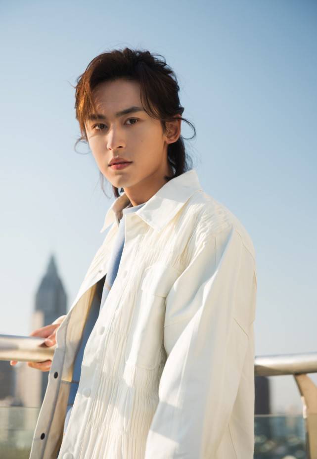 张哲瀚因《山河令》走红,角色滤镜太强,粉丝叫其老婆让他穿裙子