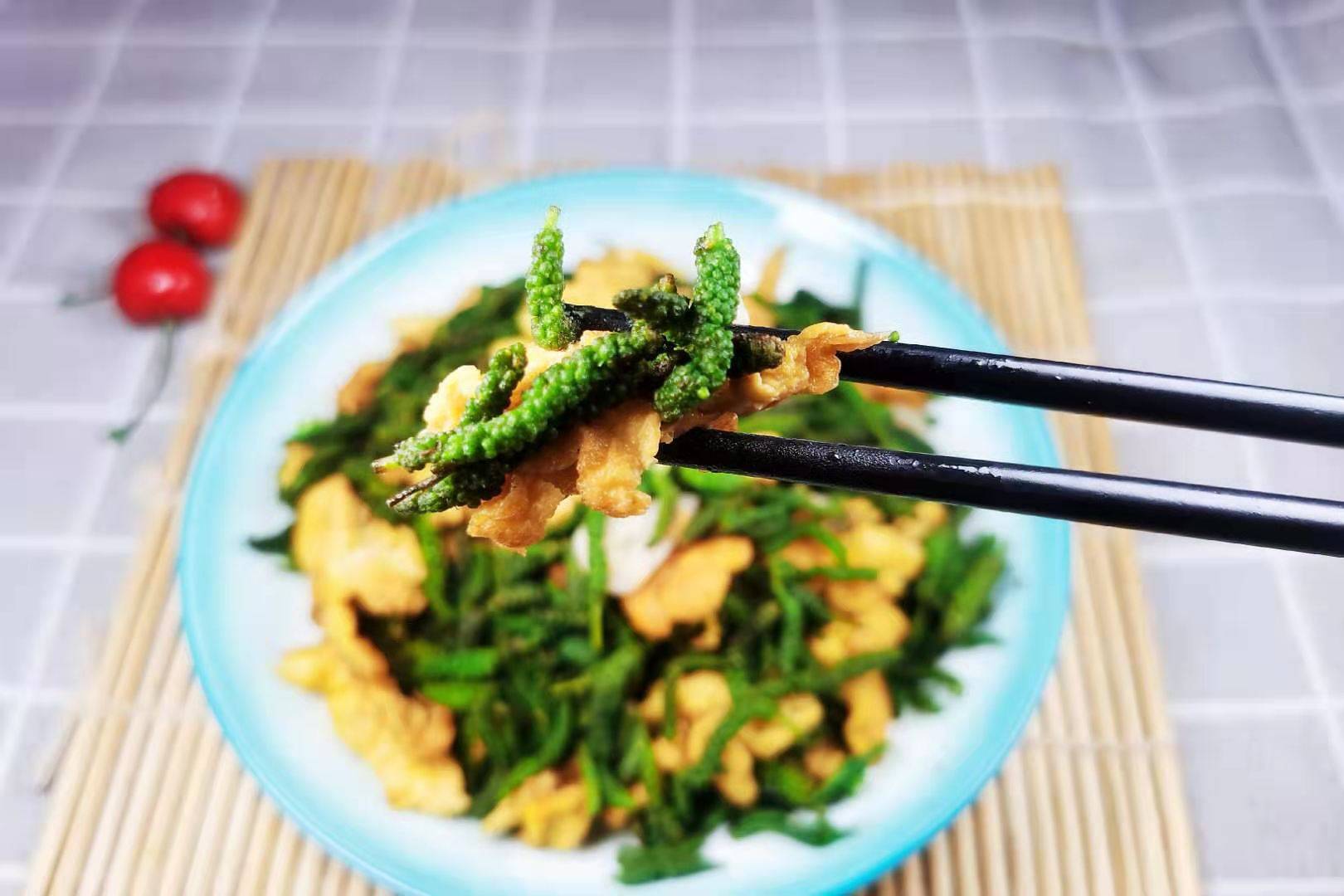 春天一种毛毛虫野菜和鸡蛋简单一炒春天的味道全在嘴里