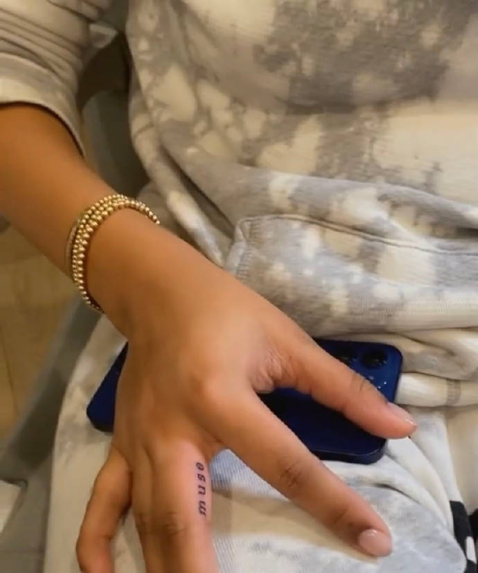 瓦妮莎手腕纹身图片