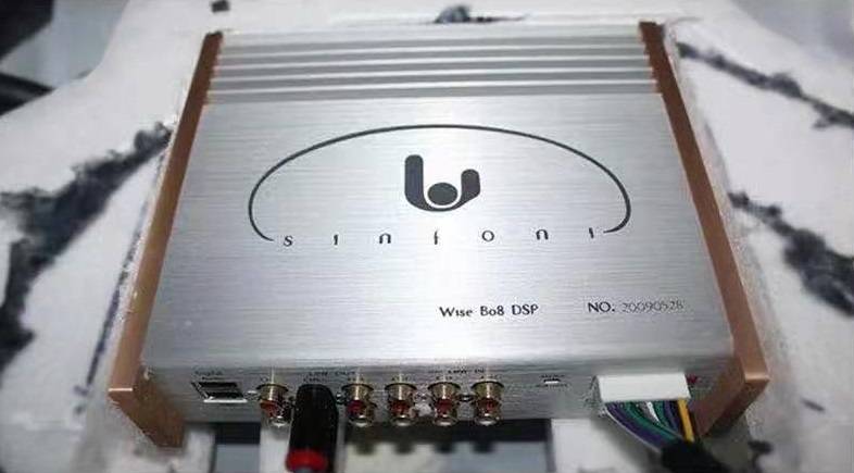 功放安装细节:(诗芬尼bo8 dsp功放隐藏式安装,不占用车内空间.