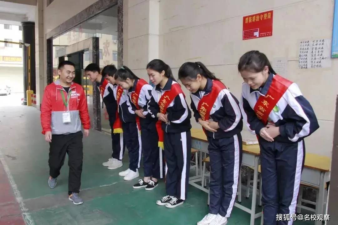 广东省高新技术高级技工学校学生向进校门的老师问好