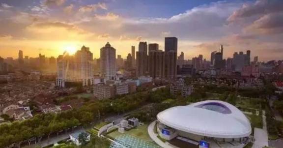 上海被誉为世界建筑奇迹的酒店，开业当天，酒店所有客房被预定