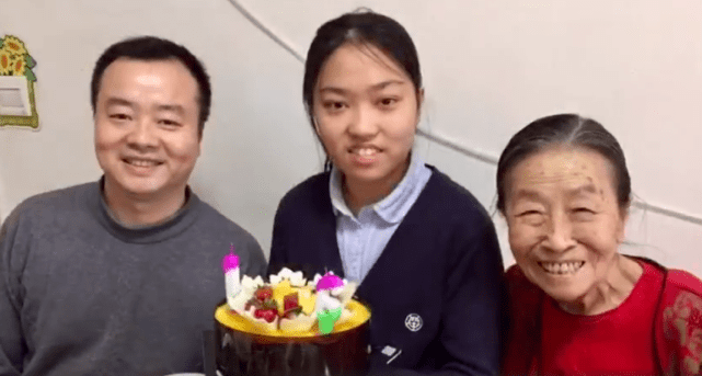 张少华生前全家庆生合影曝光与丈夫儿子孙女同框画面温馨干儿子杨志刚