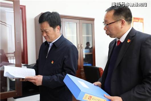 仔细查看了该院教育整顿以来的档案资料,认真听取新野法院在教育整顿