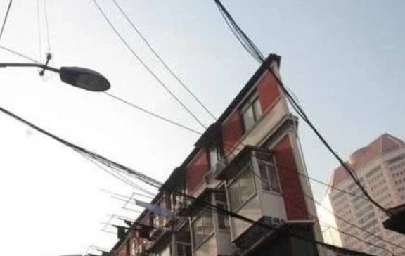 上海步行街的特色居民楼，拥有着“纸片楼”的称呼，是网红景点